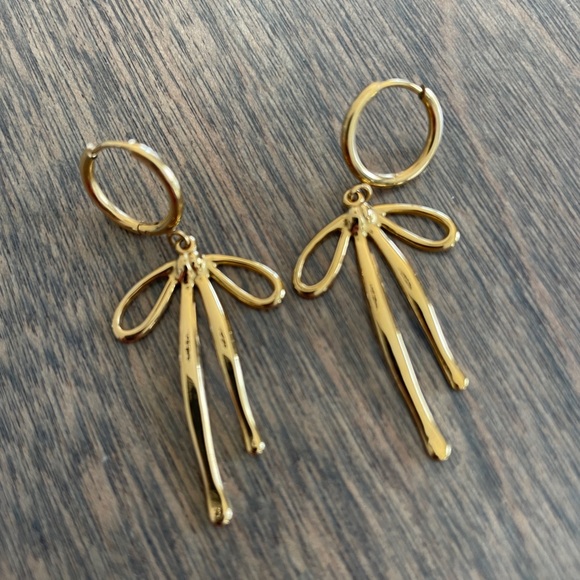 Hoop La Style Gold Bow Earrings - Picture 4 of 4